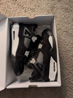 Jordan 4s thunder size 9