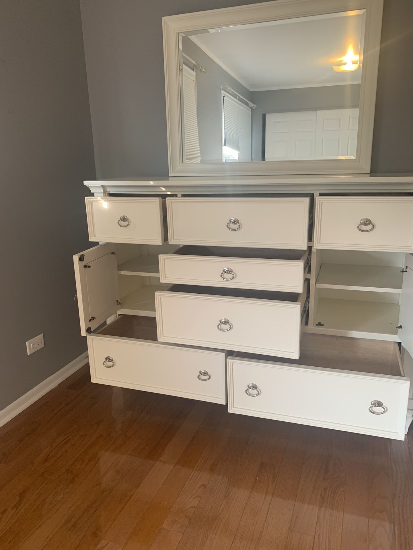 Dresser With Mirror