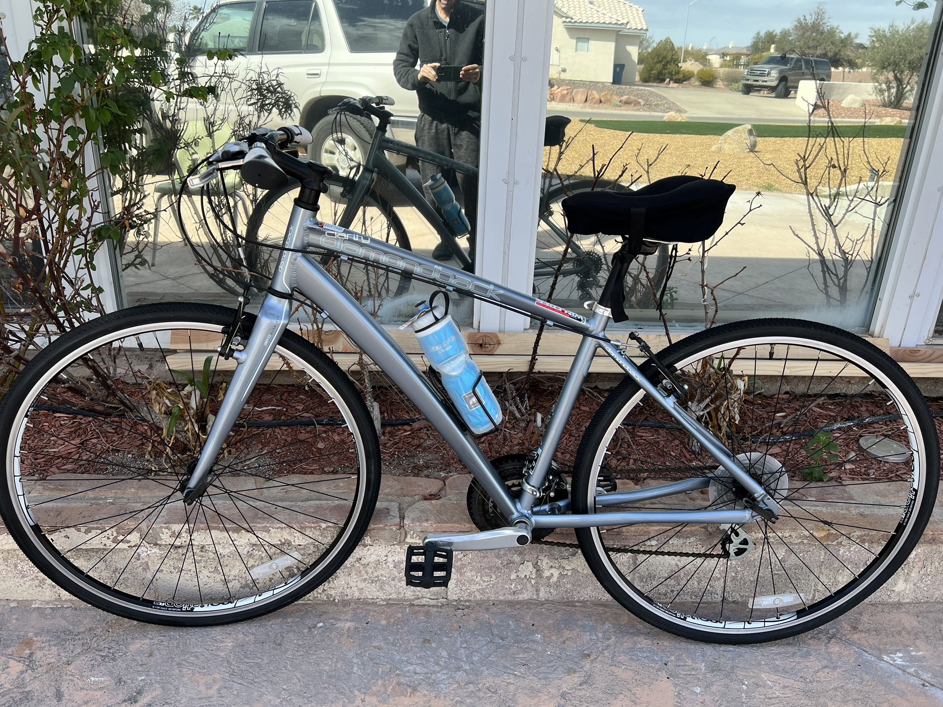 Like New Diamondback 700C Wheels 21 Speed Hybrid Bike With $65 In