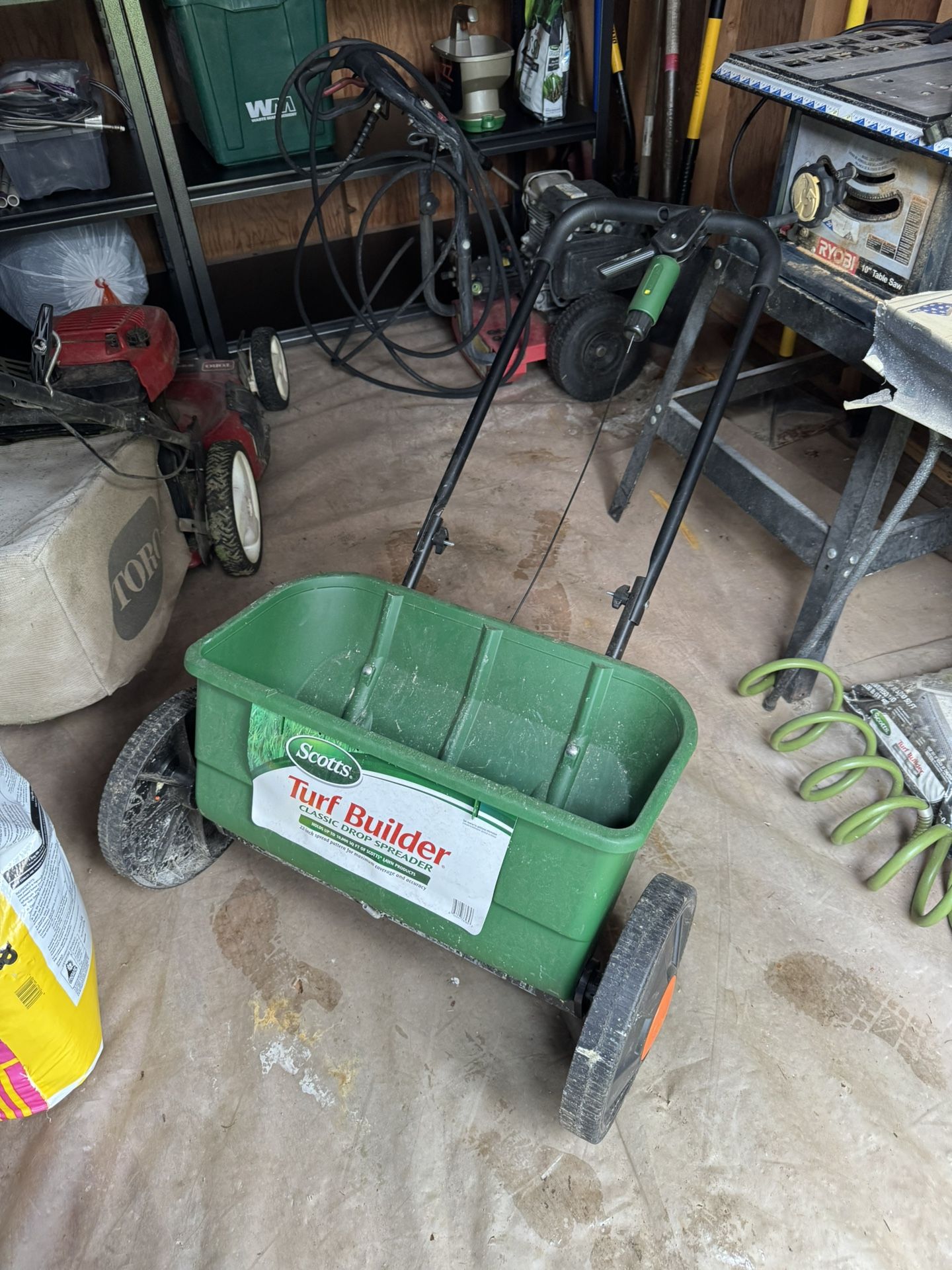 Scott’s Turf Builder Classic Drop Spreader