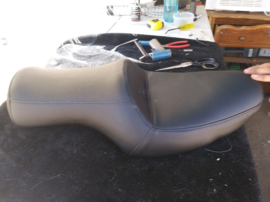 Se hace trabajos de tapiceria de carros y motos.