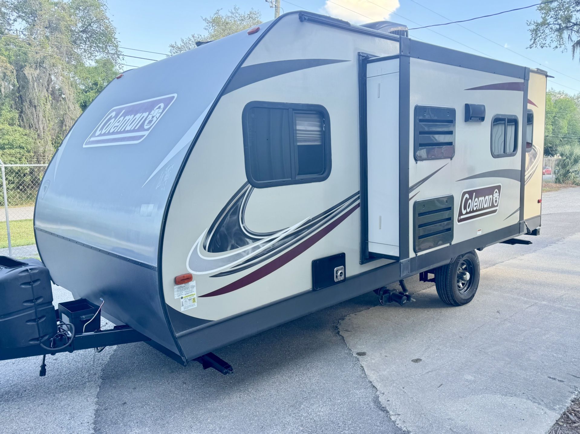 2019 travel trailer one slide out Coleman light series