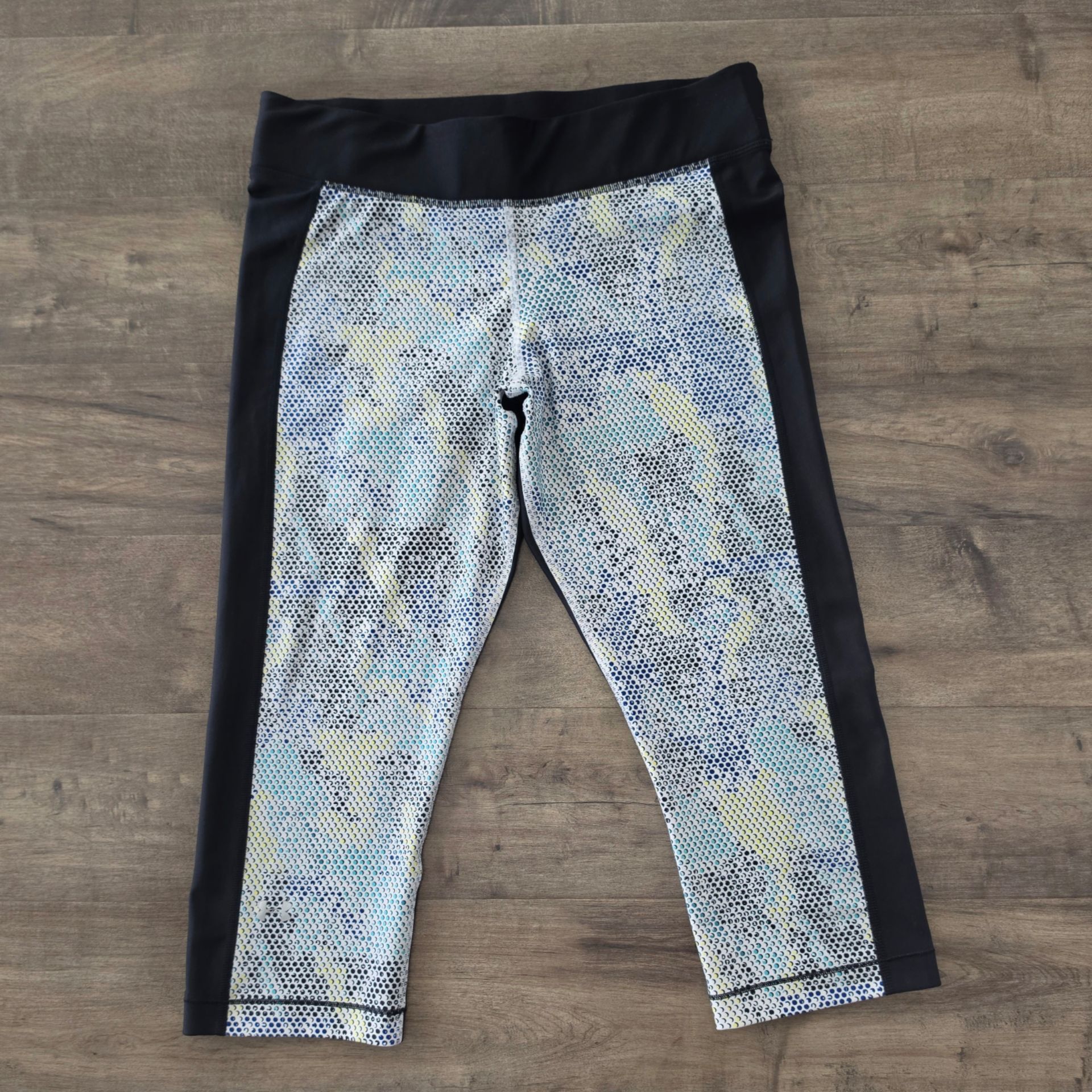 Under Armour HeatGear Capri Legging XL Black Multi Abstract Dot Print