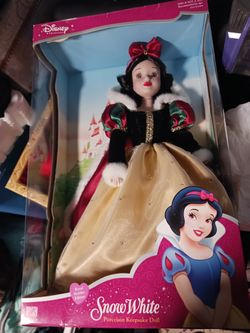 BEAUTIFUL SNOW WHITE DISNEY DOLL