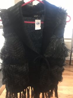 Sweater vest with fur