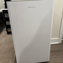 Hisense 3.3-cu Ft Mini Fridge (white)