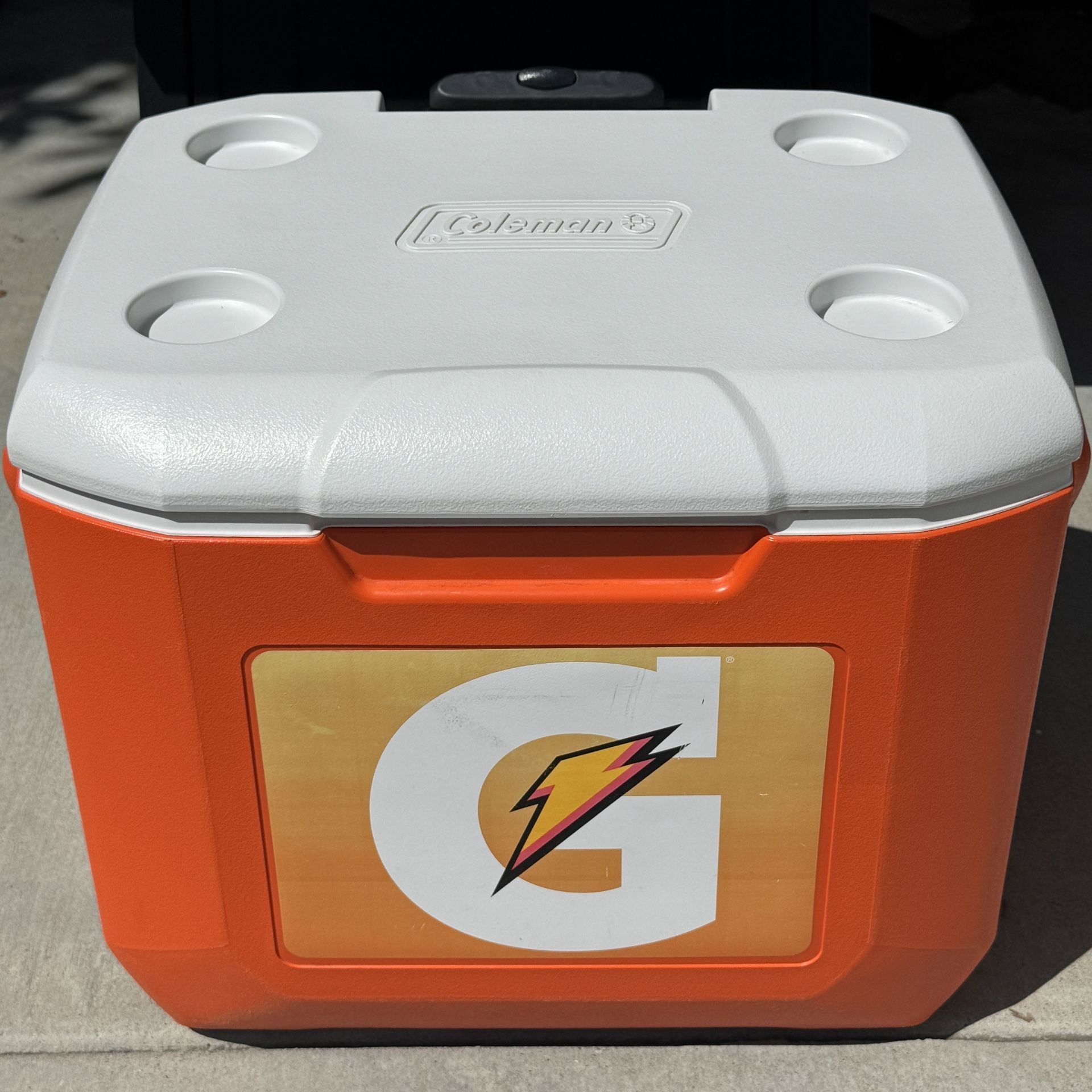 60 quart Gatorade, cooler ice chest on wheels with retractable handle