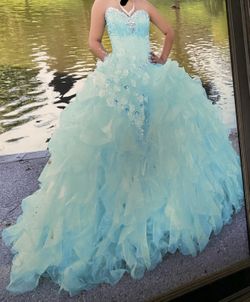 Tengo Estos Vestidos U Sados De 15 Anos I Primera Communion Nesesitan Labado El U Nico Limpio Es El Azul De Nina