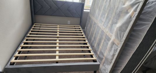 Queen bed + mattress