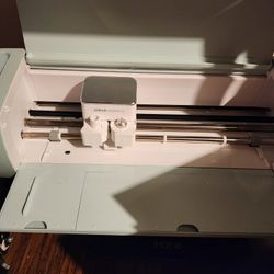 Cricut Explorer 3 & accessories, heatpress with accessories, box full of vinyl, 2 stands for shirts and table for heatpress.
