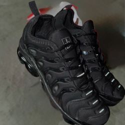 Nike Vapormaxes Plus Triple Black
