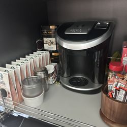 KEURIG Coffee machine with accessories V700