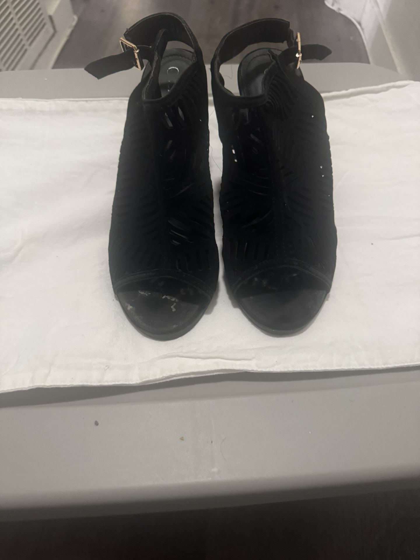 Women’s Cutout Open-Toe Black Bootie Sandal Size10