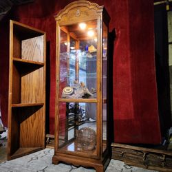 Vintage Original Howard Miller Collectors Curio!