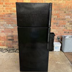 GE  28 INCHES  TOP FREEZER REFRIGERATOR WORKING GREAT