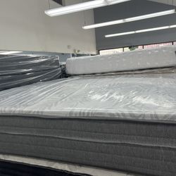 KING SIZE SEALY POSTUREPEDIC MATTRESS & BOX SPRINGS BED SET