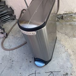 Excellent condition, 13 and 8 gallons Bag Size, Trash Cans