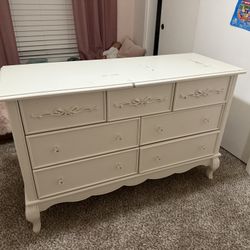 Girl’s Dainty Drawer