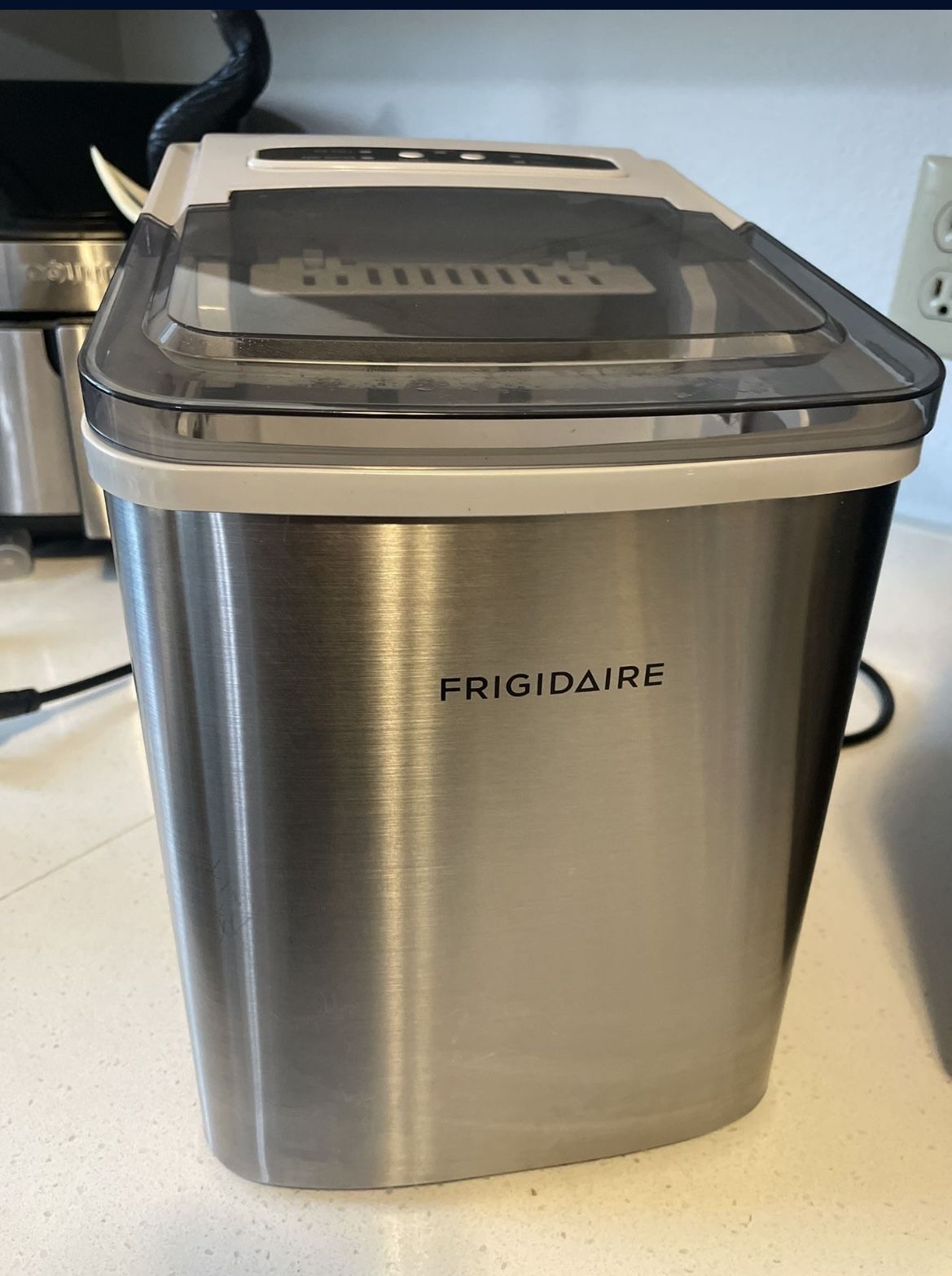 Frigidaire Portable Self Cleaning Ice Maker for Sale in Auburn, WA