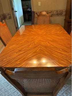 Dexel Dining Room Table w / 6 Chairs