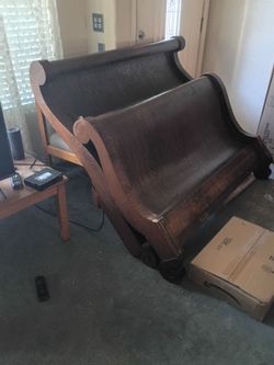 Sleigh bed