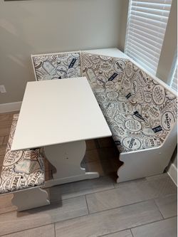 Nook dining table