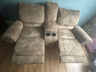 2piece couch set- 3 seater and love set with middle console