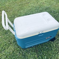 IGLOO ‘Maxcold’ Roller 28” Ice Chest Cooler with Pull and Pick Up Handles