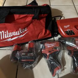 New Milwaukee M12 FUEL 12-Volt Lithium-lon Brushless Cordless Hammer Drill and Impact Driver Combo Kit w/2 Batteries and Bag (2-Tool)