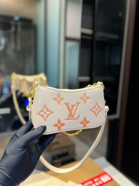 Authentic Louis Vuitton Monogram Christmas Animation 2020 Round Coin Purse  for Sale in Mcallen, TX - OfferUp