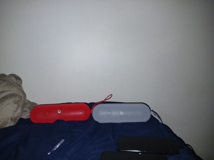 BEATS PILL SPEAKERS