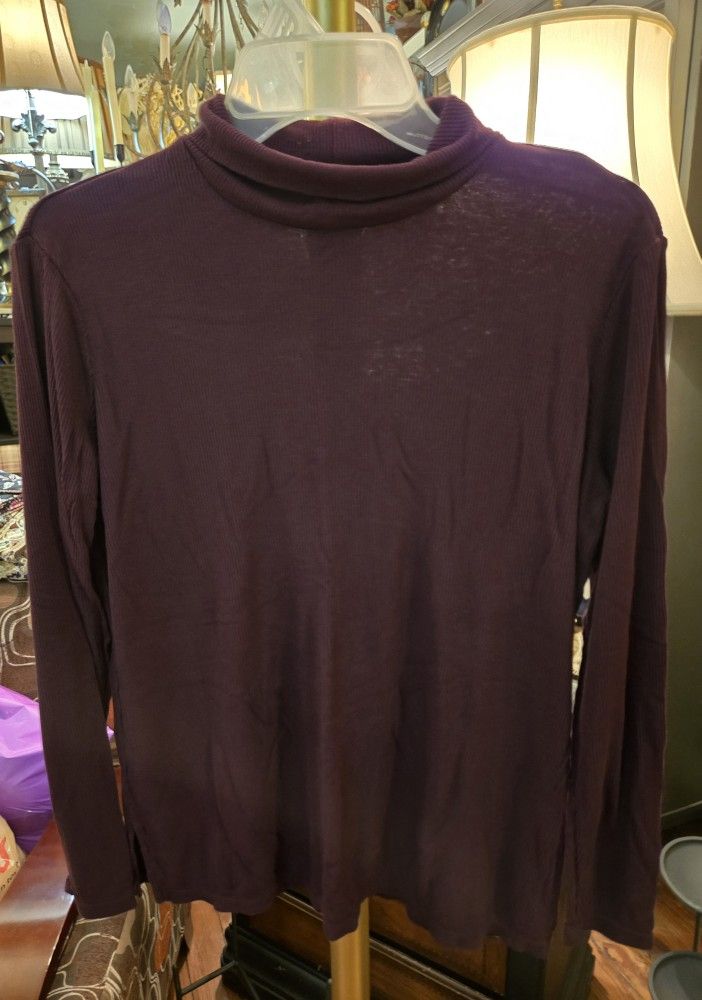 WT # 1076 WOMEN'S SMALL, JONES, NEW YORK TURTLENECK.
LONG SLEEVE WITH SIDE SLITS