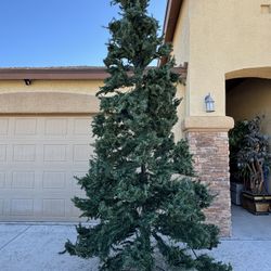 Gorgeous Christmas tree 🌲 12ft tall, lights not working, 🌲 very heavy,Sell as is. Price FIRM $150 No Any Less! Pick Up West 79912