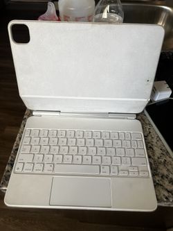 10th Generation iPad Cover With Keyboard 