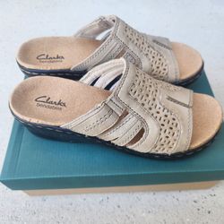 New Clarks Beige Women's Leather Bendables Sandals Size 7.5-8