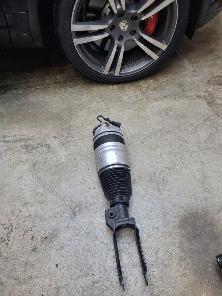 Porsche Cayenne Turbo or gts driver side fron left air suspension stru