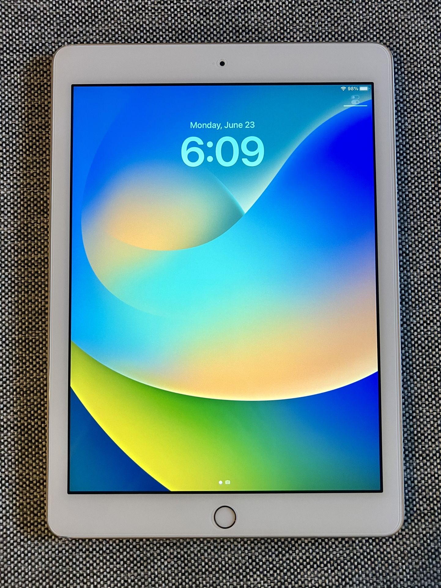 iPad 5th Gen – 32GB – White (MPGT2LL/A) – Excellent Condition + Black Case