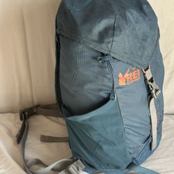 REI Flash 22 Day Pack, Blue, 2 Side Pockets, 2 Zip pockets, Waistbelt,