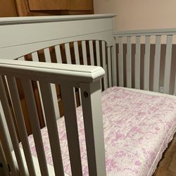 Crib With Mattress - Turns Into Daybed 