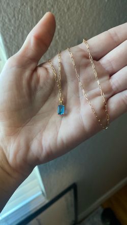 Gorgeous 14karat gold necklace 18inches in length with a 14k topaz pendant