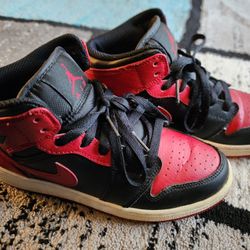 Nike Air Jordan Retro 1 "Gym Red"Size 4y