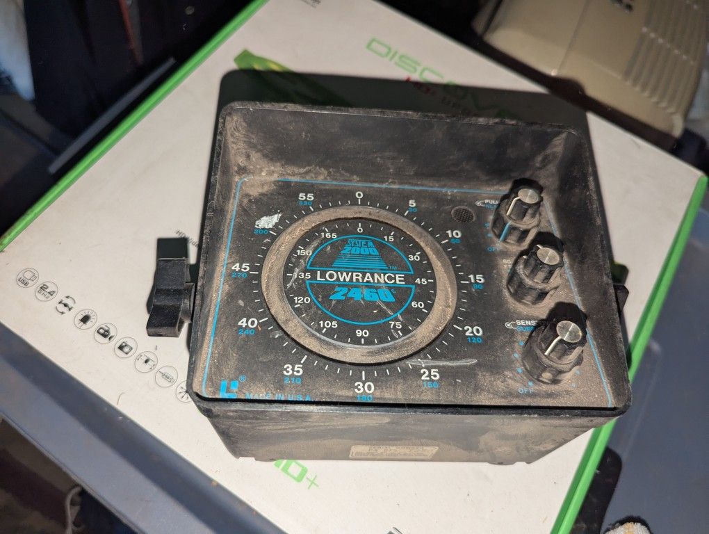 LOWRANCE RANGE FINDER 