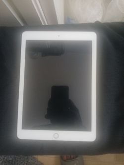 Apple  IPOD  A1822 128GB LIKE  BRAND NEW  NO SCRATCHES  OR MARKS  ON FEONT AND  BACK  VERY CLEAN  ALL THE  WAY AROUND