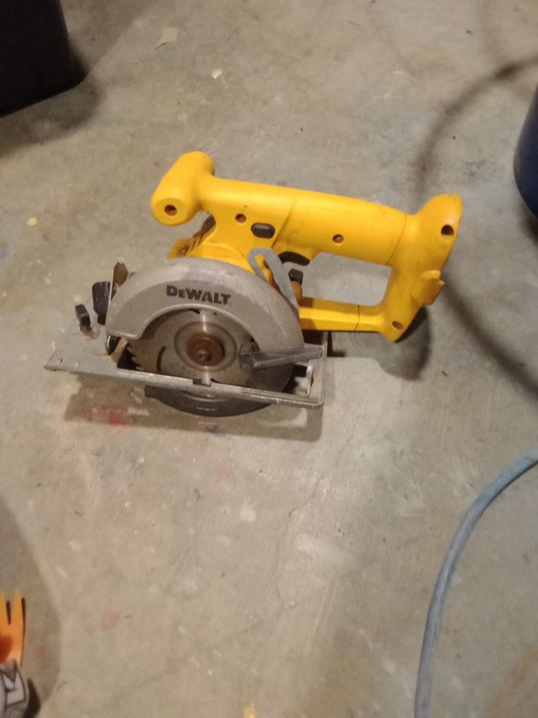 Handheld DeWalt Saw