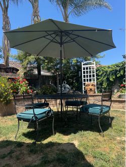 Beautiful vintage Wrought iron patio set👍