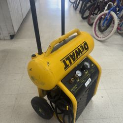 Dewalt 225PSI 4.5Gallon Compressor 