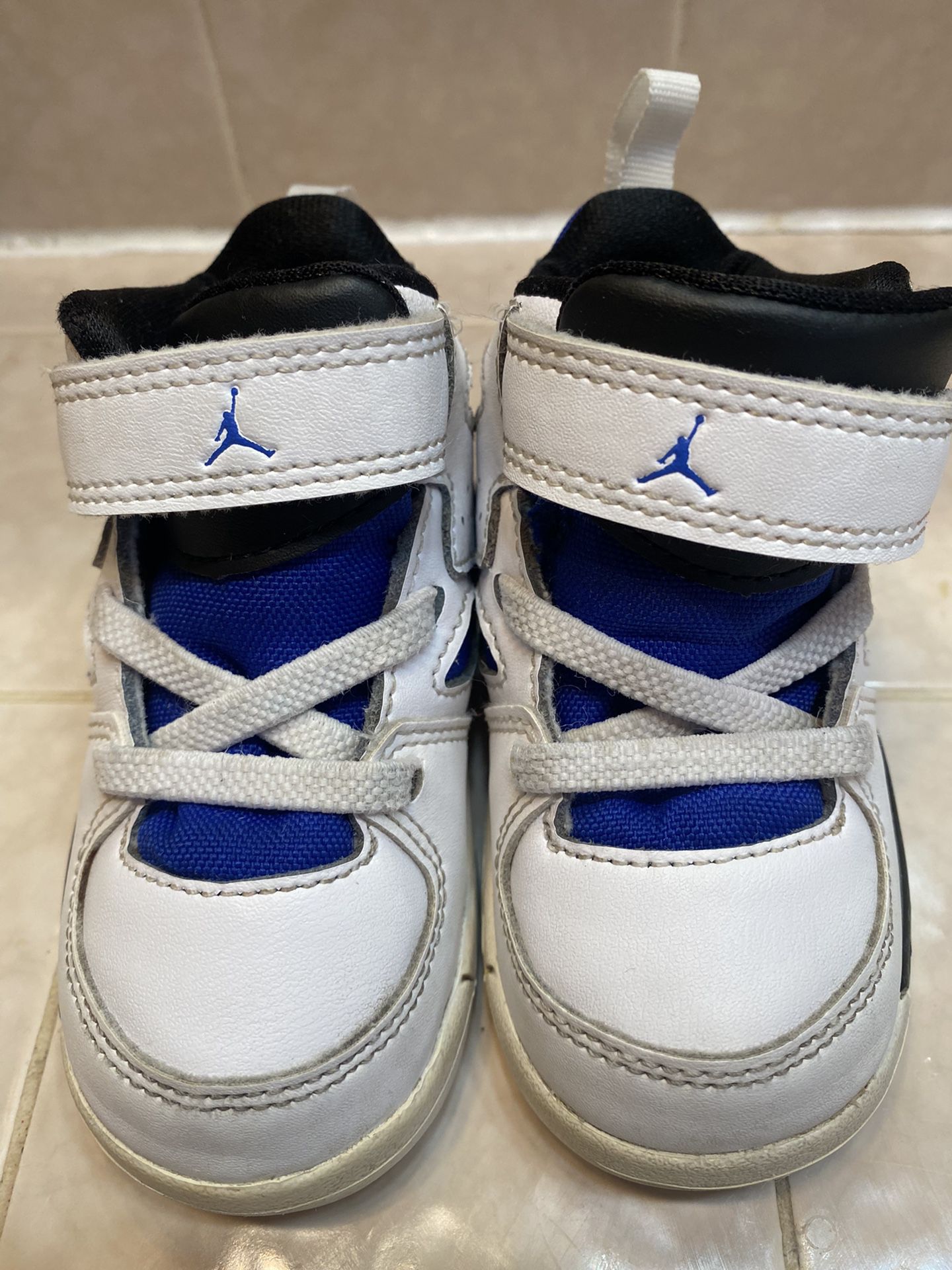 White Jordan Shoes Size:5 For Kids