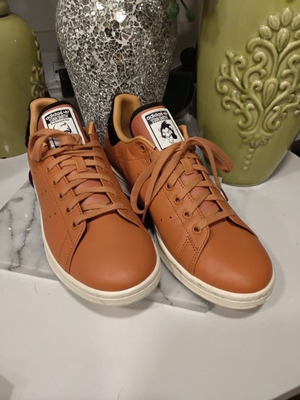 Limited.
Edition lion king scar Adidas stan smith