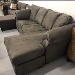 Modern/Casual Style Cozy So Soft Small Sized Gray Colored Couch Sectional🎈New Brand👌 Living Room🤩