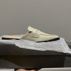 BRAND NEW -White Pointy Flats.